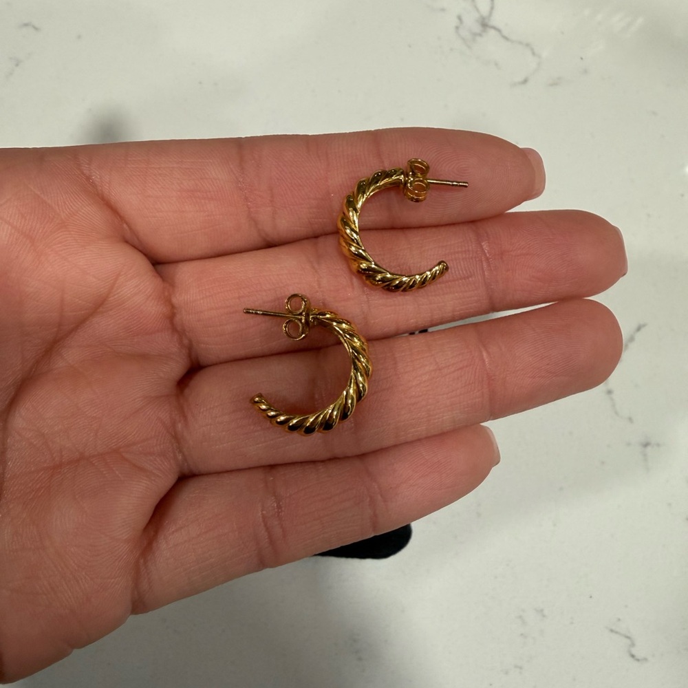 Mejuri Croissant Dome Hoop Earrings - Picture 9 of 9